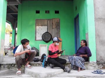 Tim NZMATES melakukan wawancara untuk mengetahui kapasitas kebutuhan listrik pada rumah tangga desa