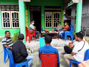 Pertemuan tim NZMATES dan staff Dinas ESDM dengan staff desa dan tenaga pendamping desa Mangur Niela 