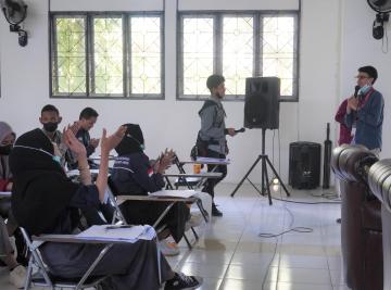 Peserta pelatihan aktif bertanya 