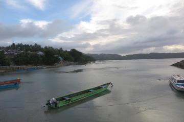 Dalam perjalanan yang sama, tim NZMATES melakukan kunjungan ke pulau Kei Besar dengan lebih dulu menumpang Boat ke kota Tual, untuk mengkaji status instalasi panel surya di desa Rahareng