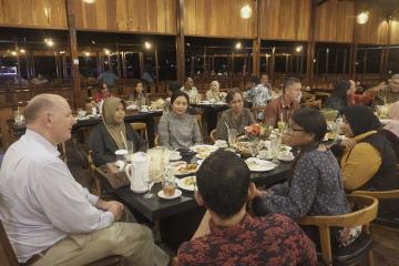 Duta Besar Austin bertemu dengan para alumni penerima beasiswa pemerintah Selandia Baru
