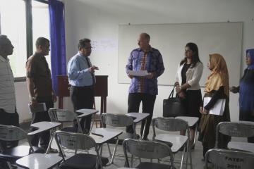 Dekan Fakultas Teknik memperlihatkan lokasi Solar Lab Unpatti kepada delegasi  dari Kedutaan Besar Selandia Baru, solar lab ini dibangun dengan dukungan NZMATES