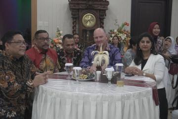Duta Besar Selandia Baru, Dr. Jonathan Austin, Development Counselor Sumi Subramaniam, dan Deputi Menteri bidang Perencanaan Pembangunan Nasional, Dr. Ir. Lenoard VH. Tampubolon MA., menikmati makan malam di kediaman Gubernur Maluku, Irjen. Pol. (Purn) Drs. Murad Ismail SH.,