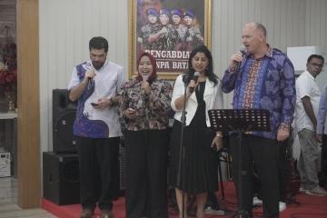 Delegasi Kedutaan Besar Selandia Baru dan anggota tim NZMATES menyanyikan lagu New Zealand "waiata" dalam acara di kediaman Gubernur Maluku