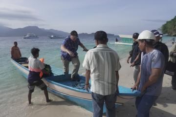 Duta Besar Austin bersama delegasi dari beberapa institusi tiba di Pulau Tiga, lokasi proyek Solar Mini-grid Refurbishment di dekat Ambon