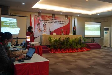 Sheflijane Toumahuw memperkenalkan para panelis 