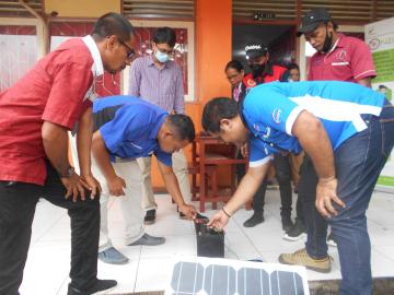 Praktek menghubungkan solar panel dengan baterai 