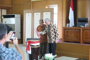 Duta Besar New Zealand Ambassador membunyikan drum Tifa sebagai tanda peresmian program NZMATES