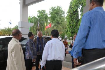 Duta Besar Dr. Trevor Matheson dan Rektor Prof. Dr. Marthinus Saptenno tiba di lokasi