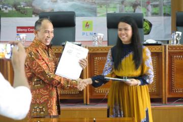 MoU ditandatangani oleh Gubernur Maluku Governor dan Chair Mercy Corps