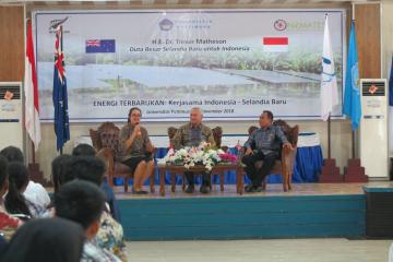 Moderator dan pembicara menanggapi pertanyaan 