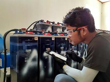 NZMATES Technical Specialist dalam uji coba guna mengetahui performa baterai