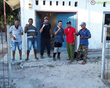 Tim NZMATES, staf Bappeda staf dan pegawai pemerintahan desa Eliasa di depan rumah daya setelah peninjauan ke pusat pembangkit listrik