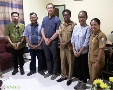 Tim NZMATES, staff ESDM Dinas, kepala Bapelitbang dan staff kabupaten Kepulauan Aru District berfoto seusai rapat koordinasi