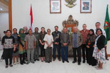 Gubernur Maluku, Ir. H. Said Assagaf, dan Duta Besar Selandia Baru untuk Indonesia, Dr. Trevor Matheson, berfoto bersama tim NZMATES dan staff Kedutaan 