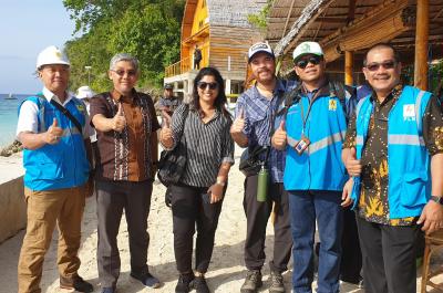 Delegasi dari PLN, BAPPENAS, Kedutaan Selandia Baru dan NZMATES menyambangi pantai Pulau Tiga