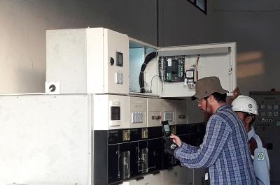 Programme Manager NZMATES Programme Manager melakukan kajian teknis di PLTD Ilwaki